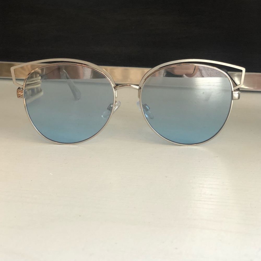 SALE👓Women’s Blue Tinted Silver Framed Sunglasses